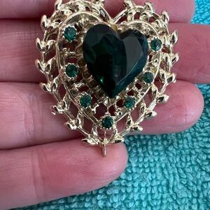 Elegant Gold and Green Heart Brooch with Filigree